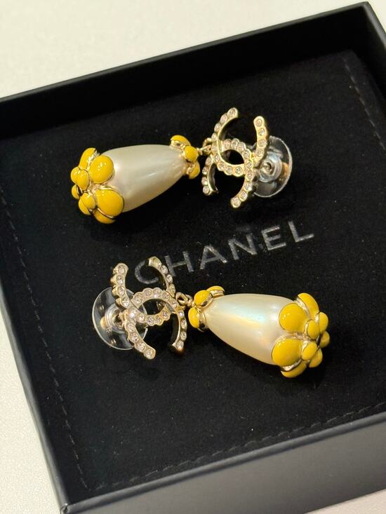 CHANEL Jewelry - CHANEL '21 cruise crystal-encrusted CC earrings*faux pearl & flowers*pierced
